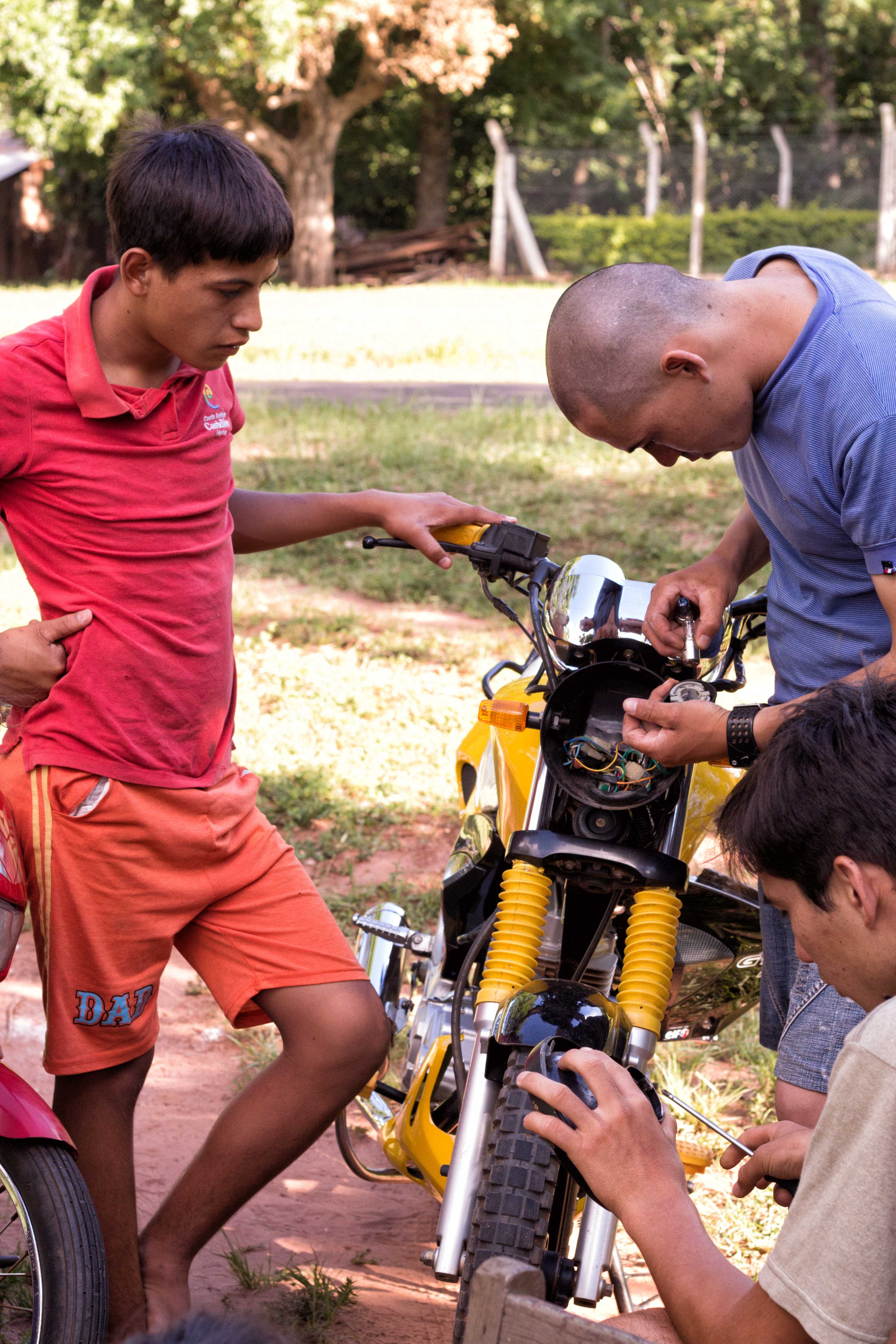 Capilla Cue Lucas and Osmar Fixing Moto