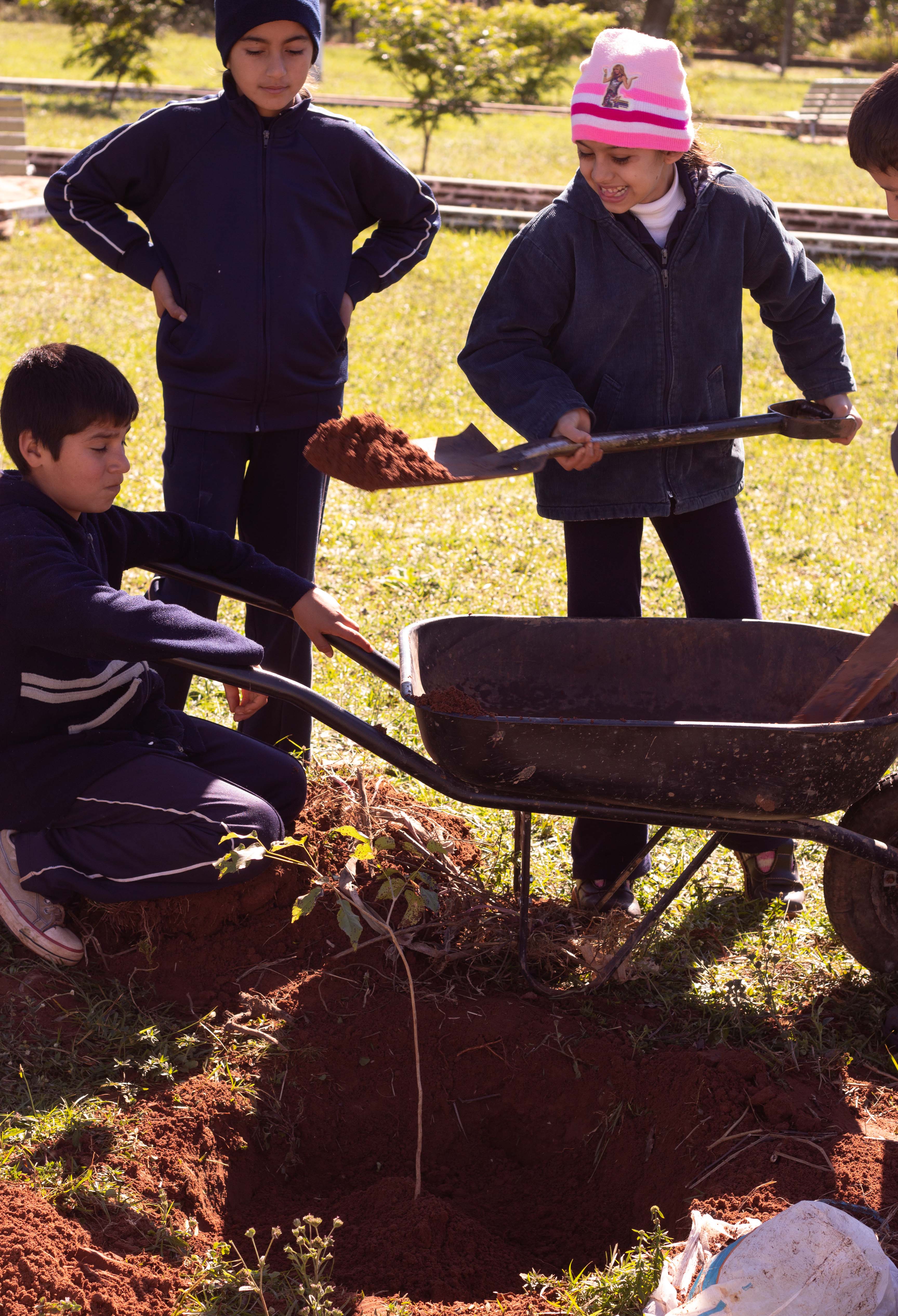 Capilla Cue 6th Grade Tree Planting