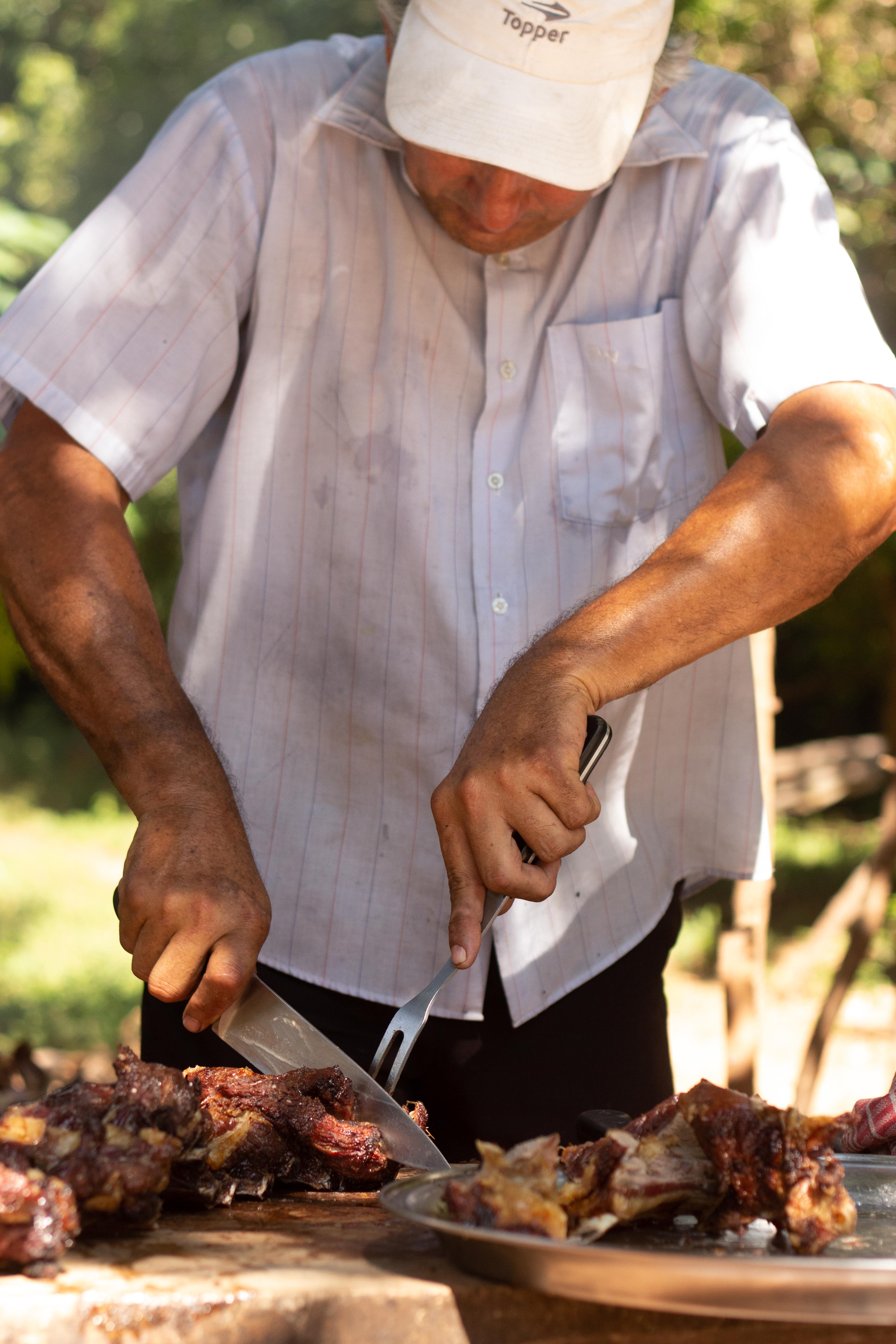 Capilla Cue - Cutting the barbecue