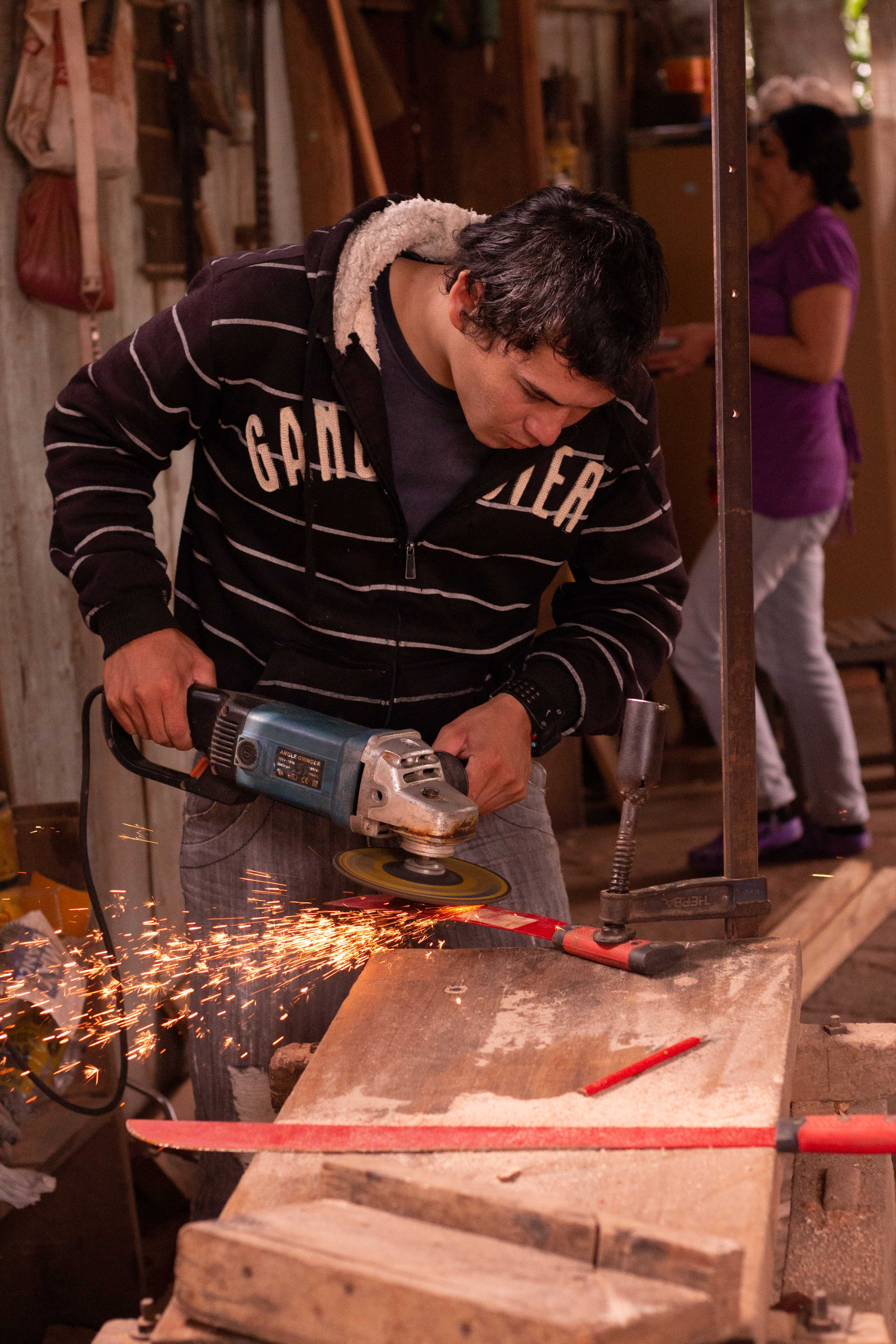 Capilla Cue - Osmar sharpening the machetes